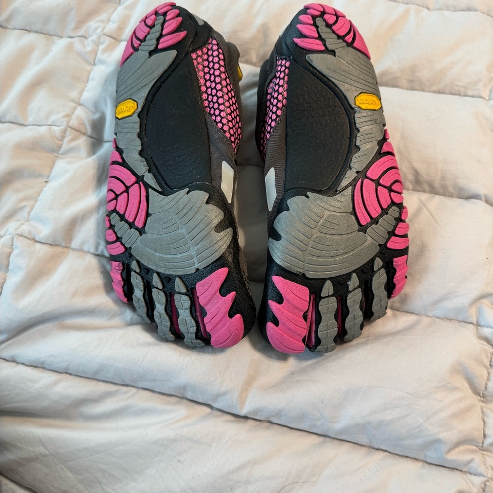 Ladies vintage toe athletic shoe